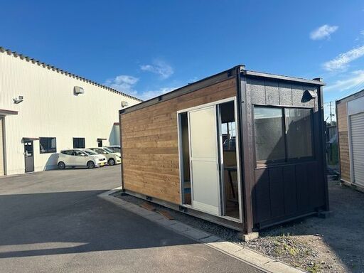 木製壁のDIY向けコンテナハウス