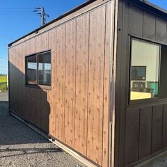 木製壁のDIY向けコンテナハウスの画像