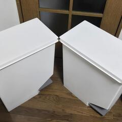 無料】蓋とペダル付きゴミ箱2つ。ダストボックストラッシュボックス白ホワイトの画像