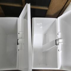無料】蓋とペダル付きゴミ箱2つ。ダストボックストラッシュボックス白ホワイトの画像