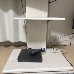 40型以上の液晶テレビとテレビ台（白）の画像