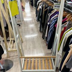 ジモティー割引🏷️【ジャングルジャングル岸和田和泉インター店】キャスター付きハンガーラック 和泉市 堺市 岸和田市 泉大津市 高石市 泉北郡熊取町の画像