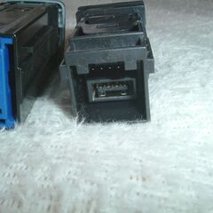 カローラツーリング HV WxB（ZWE214W）シートヒータースイッチ左右+USB端子の画像