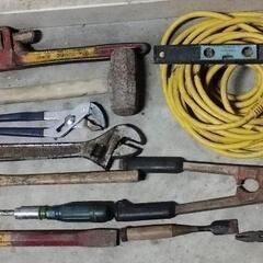 日曜大工　工具や電気コードやペンチや針金等の画像