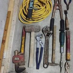 日曜大工　工具や電気コードやペンチや針金等の画像