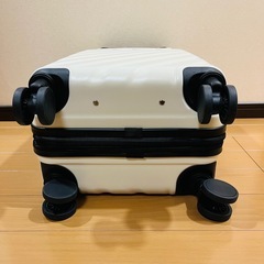 新品 スーツケース 超静音キャスター 機内持ち込みS 40L 白 1-3泊の画像