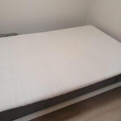ダブルベッドの画像