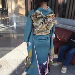 🌸【振袖フルセット レンタル】🌸

青緑地に藤の花・御所車・松・梅が描かれた、格式高い古典柄の振袖です。
落ち着きのある地色に華やかな柄行きで、成人式・結婚式・卒業式・記念撮影などにおすすめ。

✅ セット内容
振袖・長襦袢・袋帯・帯揚げ・帯締め・重ね衿
草履・バッグ・ショールなど小物一式

👉 中から外まで必要なものがすべて揃っていますので、すぐにご着用いただけます。
※髪飾りのみご用意ください。
の画像