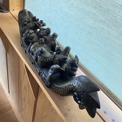 木彫りの縁起物セット　・布袋様の置物（福を呼ぶ笑顔の神様） ・七福神が龍の船に乗った「宝船」の画像