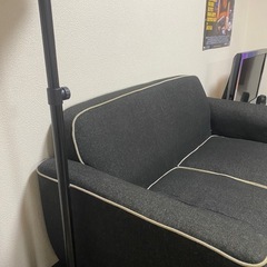 2人ぐらい座れそうな一人暮らし用ソファーの画像