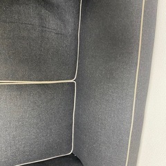 2人ぐらい座れそうな一人暮らし用ソファーの画像