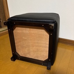 ブラックレザー調椅子の画像