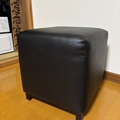 ブラックレザー調椅子の画像