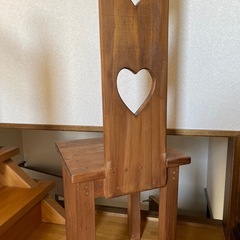 ハート型背もたれ木製チェアの画像