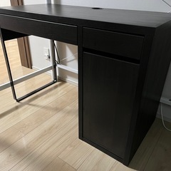 デスクとオフィスチェアセットの画像