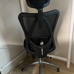 デスクとオフィスチェアセットの画像
