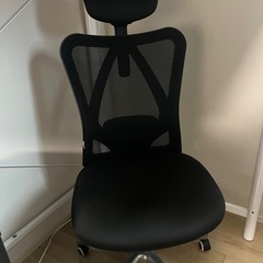 デスクとオフィスチェアセットの画像