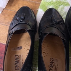 GYMNO ブラックレザー　ローファー　タッセル付きの画像