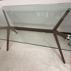 モダンガラスダイニングテーブルの画像