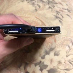 モバイルバッテリーゴールドの画像