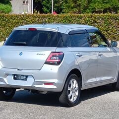 家で買える！R6年 現行スイフト4WD！走行4千キロ！予備検査付！修復無し！アンドロイドナビ！国定駅４キロor伊勢崎駅７キロor前橋駅13キロの画像