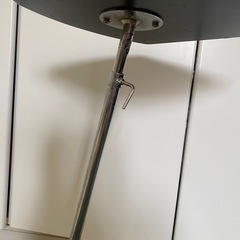 高さ調節可能な黒いサイドテーブルの画像
