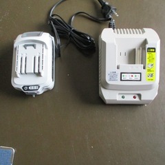  高儀(Takagi)14.4V 充電器とバッテリーパックの画像