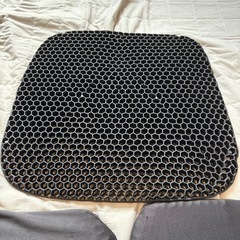 椅子などの間に置く用や座布団がわりのジェルマットの画像