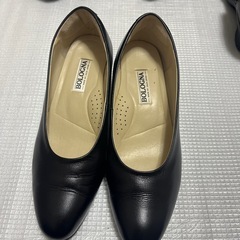 黒パンプスの画像