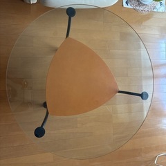 ガラステーブルの画像