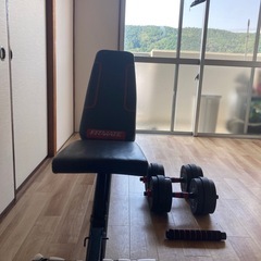 ダンベルとベンチの画像