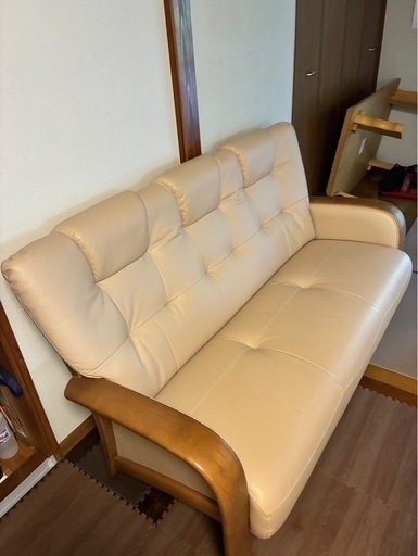 大牟田市　カリモク製　ベージュ牛革　3人掛けソファー