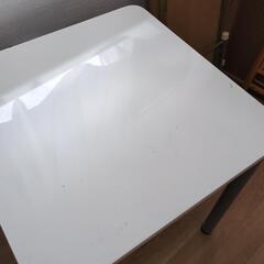 テーブルとイス２脚の画像
