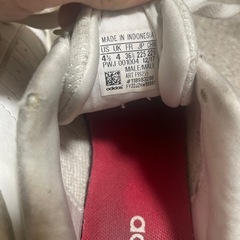 adidas スニーカーの画像