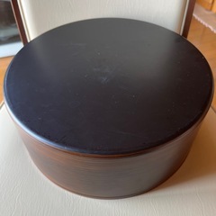 漆塗りの丸い蓋付き容器の画像