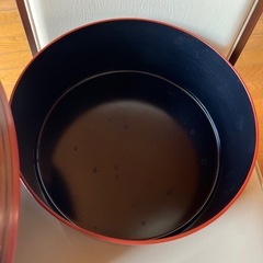 漆塗りの丸い蓋付き容器の画像