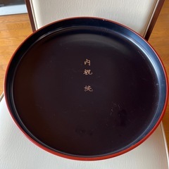 漆塗りの丸い蓋付き容器の画像