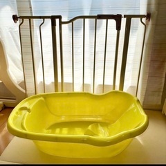 ベビーゲートと沐浴風呂のセットの画像