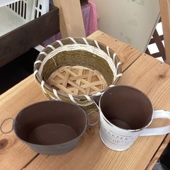 ブリキ缶とカゴセットの画像