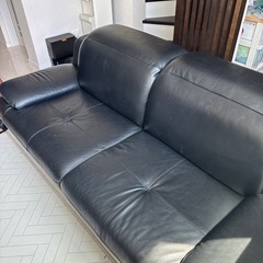 ブラックレザーソファの画像