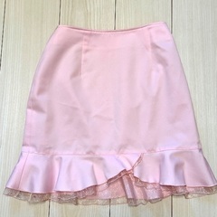 ピンク色スーツの画像