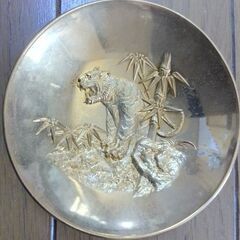 金杯　24KP  実家整理品　記念品　弥生会館名入り　寅柄　経年保管品　の画像
