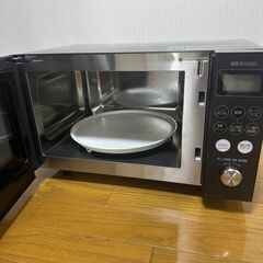 黒い電子レンジ（アイリスオーヤマ、2023年製、状態良好、15L、オーブン：200度、グリル：1300W）の画像
