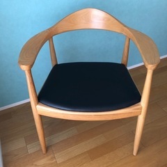 テーブルと椅子の画像