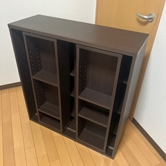 スライド式で調整できる本棚の画像
