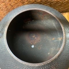 配送可能　 時代物　南部鉄器 鉄瓶　南部　松雲堂　在銘 茶道具 南部鉄瓶 茶器 鉄器 煎茶道具 アンティーク　古道具　骨董　古董　霰模様の画像