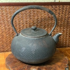 配送可能　 時代物　南部鉄器 鉄瓶　南部　松雲堂　在銘 茶道具 南部鉄瓶 茶器 鉄器 煎茶道具 アンティーク　古道具　骨董　古董　霰模様の画像