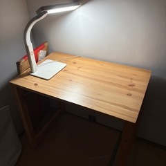 木製机、デスクライト、ハンガーラックの画像