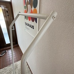 白 ホワイト ハンガーラック スリム コート ハンガースタンド おしゃれ パイプハンガー シンプル 北欧 の画像