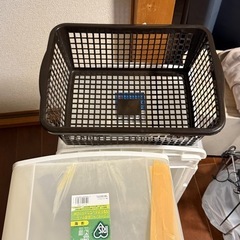 衣装ケース　二つとカゴの画像